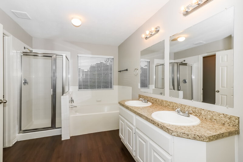 2,100/Mo, 1954 Wood Shadows Dr Missouri City, TX 77489 Main Bathroom View