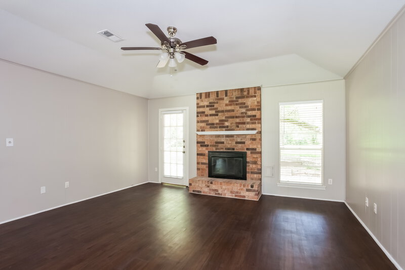 0/Mo, 208 Garden Dr Friendswood, TX 77546 Living Room View