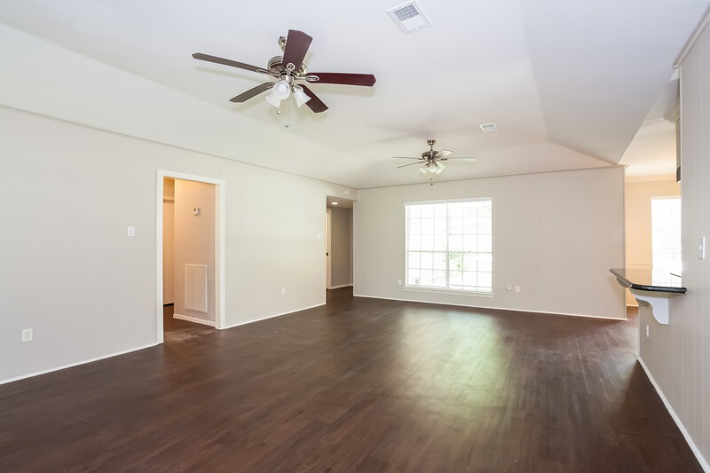 0/Mo, 208 Garden Dr Friendswood, TX 77546 Living Room View 2