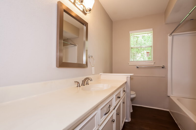 0/Mo, 208 Garden Dr Friendswood, TX 77546 Master Bathroom View