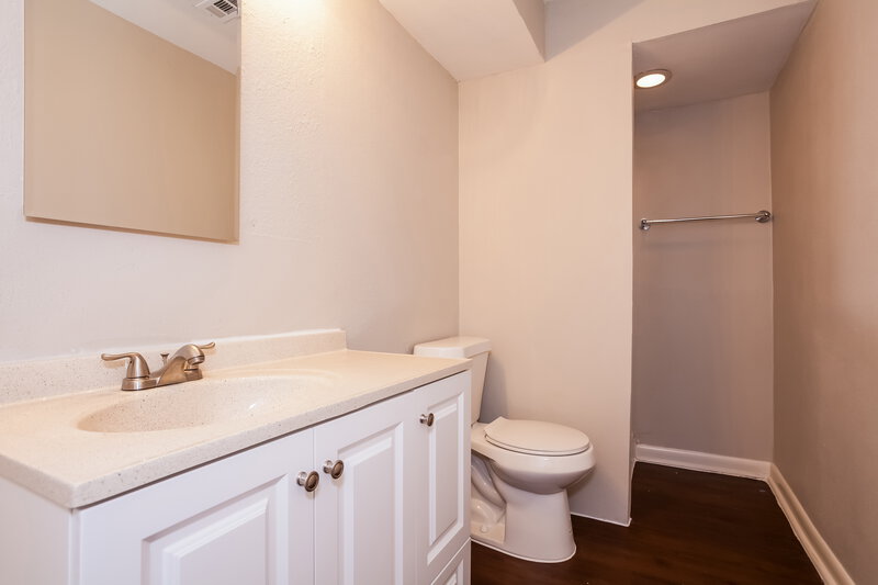 0/Mo, 208 Garden Dr Friendswood, TX 77546 Bathroom View