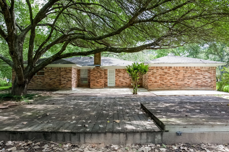 0/Mo, 208 Garden Dr Friendswood, TX 77546 Rear View