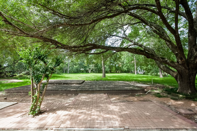 0/Mo, 208 Garden Dr Friendswood, TX 77546 Rear View 2