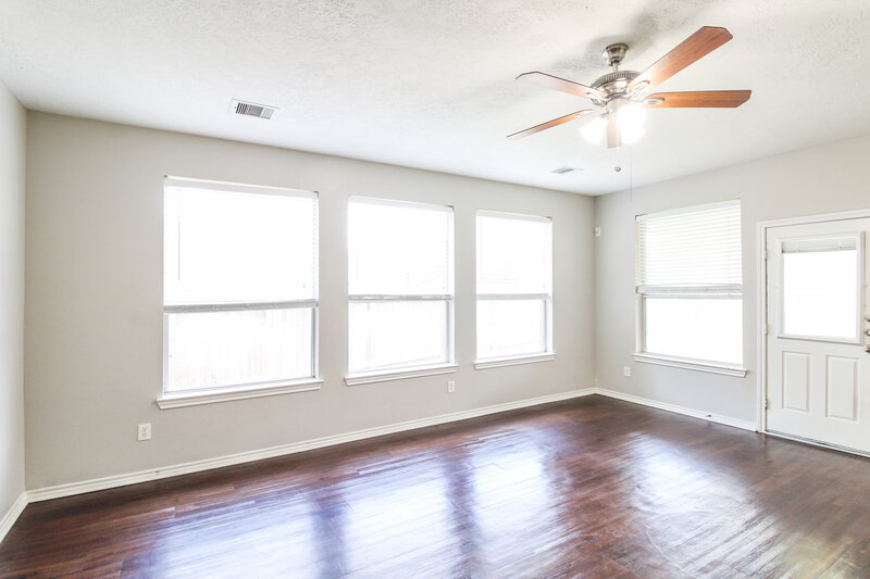 2,150/Mo, 11003 Oasis View Ln Houston, TX 77034 Family Room View