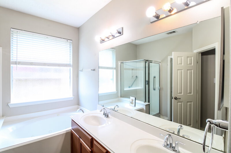 2,150/Mo, 11003 Oasis View Ln Houston, TX 77034 Main Bathroom View