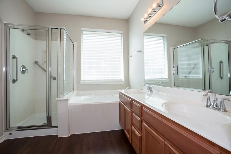 2,130/Mo, 11003 Oasis View Ln Houston, TX 77034 Bathroom View