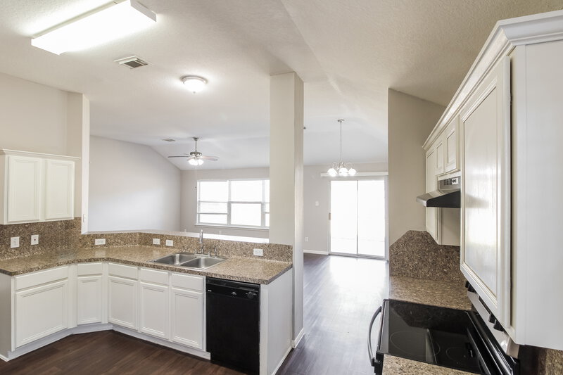 1,765/Mo, 4918 Bryant Ridge Rd Houston, TX 77053 Kitchen View 2