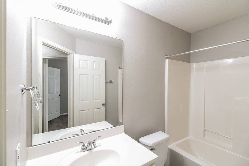 1,765/Mo, 4918 Bryant Ridge Rd Houston, TX 77053 Main Bathroom View