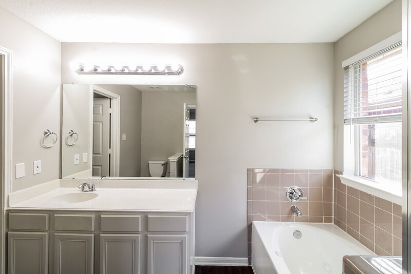 1,765/Mo, 4918 Bryant Ridge Rd Houston, TX 77053 Main Bathroom View 2