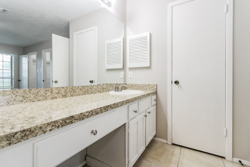 1,965/Mo, 7311 Skybright Ln Houston, TX 77095 Main Bathroom View