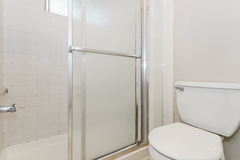 1,965/Mo, 7311 Skybright Ln Houston, TX 77095 Main Bathroom View 2