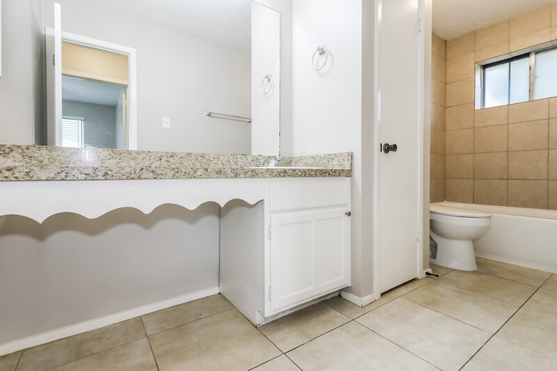 1,965/Mo, 7311 Skybright Ln Houston, TX 77095 Bathroom View