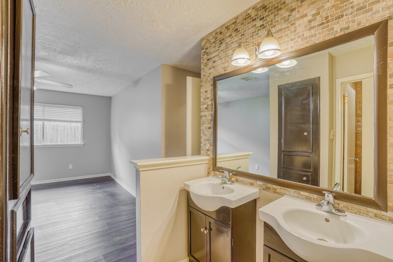 1,790/Mo, 20070 N Navaho Trl Katy, TX 77449 Main Bathroom View 2