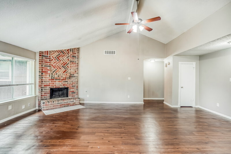 1,885/Mo, 3002 Sherborne St Pearland, TX 77584 Living Room View 3
