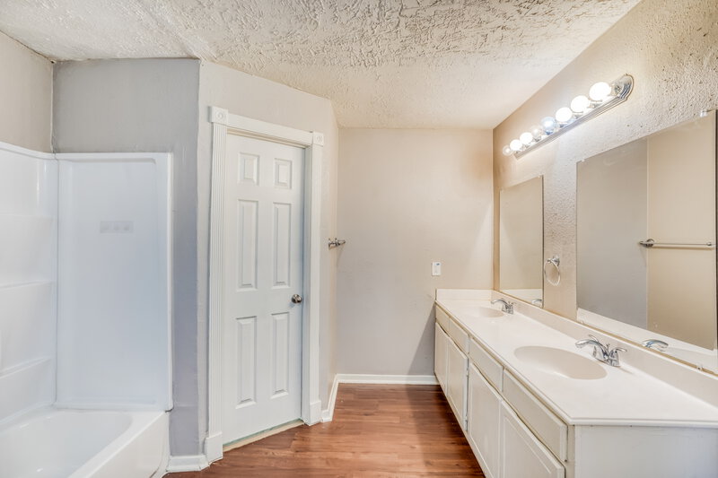 1,885/Mo, 3002 Sherborne St Pearland, TX 77584 Main Bathroom View