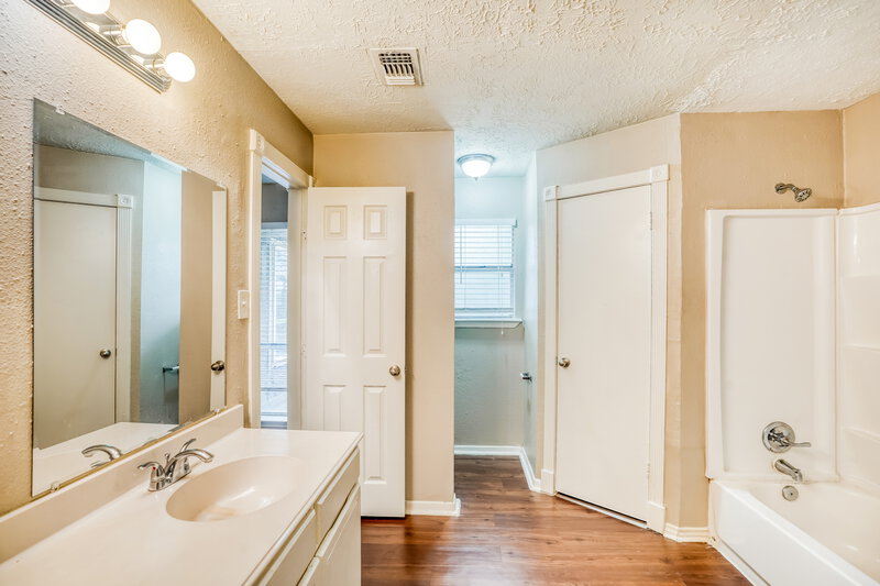 1,885/Mo, 3002 Sherborne St Pearland, TX 77584 Main Bathroom View 2