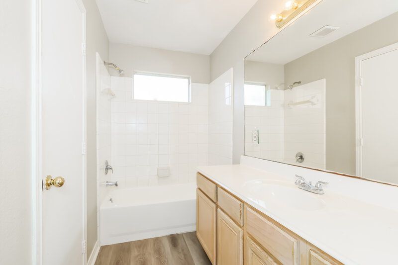 0/Mo, 8002 Scarlet Tanager Dr Humble, TX 77396 Main Bathroom View