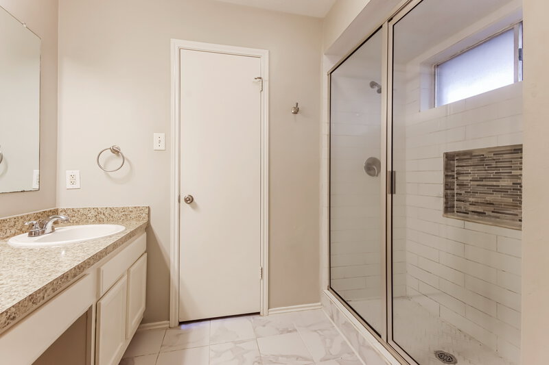 2,035/Mo, 18718 Cleeve Close Humble, TX 77346 Main Bathroom View 2
