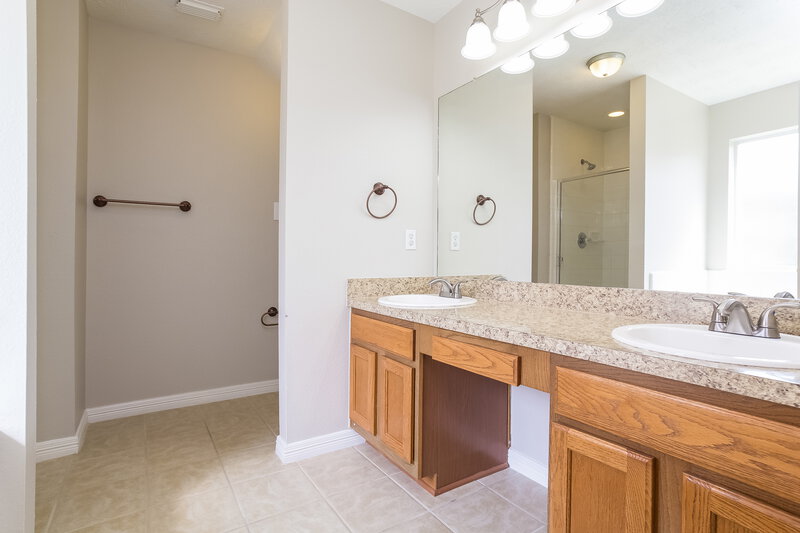 2,580/Mo, 19310 Pinewood Bluff Ln Humble, TX 77346 Master Bathroom View