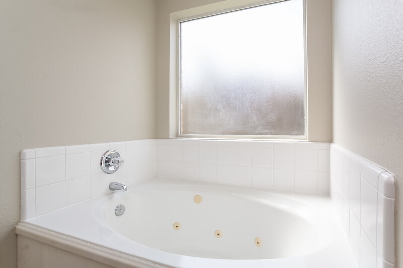 2,580/Mo, 19310 Pinewood Bluff Ln Humble, TX 77346 Master Bathroom View 2