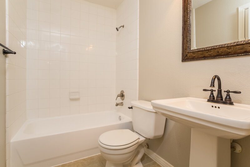 2,580/Mo, 19310 Pinewood Bluff Ln Humble, TX 77346 Bathroom View