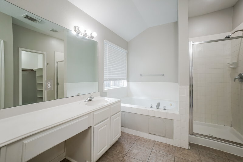 2,340/Mo, 518 Robinwood Dr Spring, TX 77386 Main Bathroom View