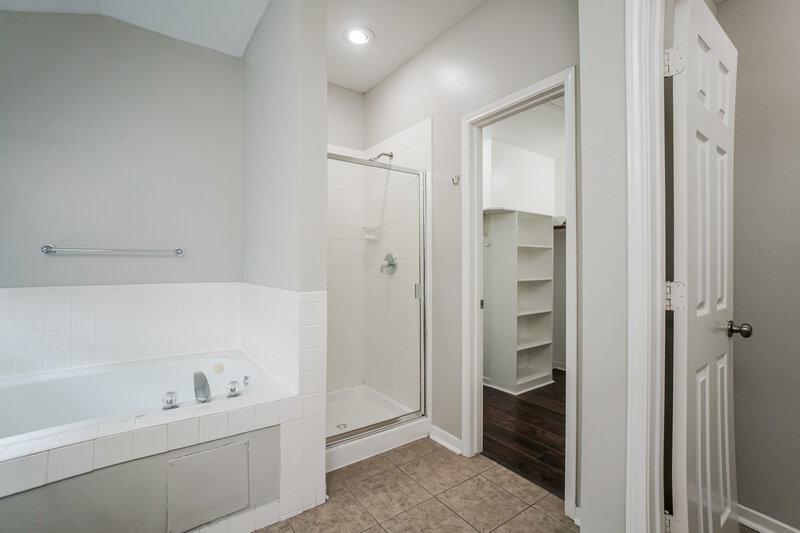 2,340/Mo, 518 Robinwood Dr Spring, TX 77386 Main Bathroom View 2