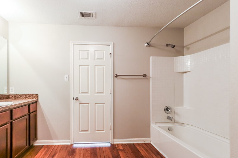 1,795/Mo, 5719 Rocky Trail Dr Kingwood, TX 77339 Main Bathroom View 2