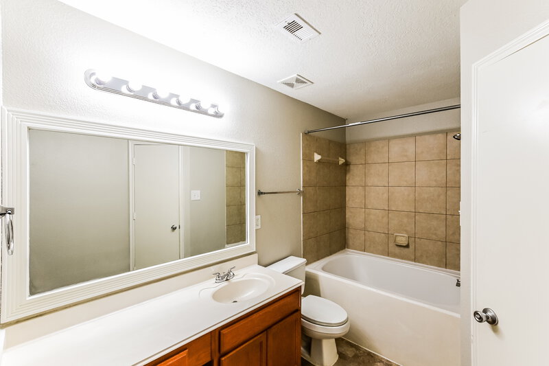 1,750/Mo, 7802 Sagemark Ridge Dr Cypress, TX 77433 Main Bathroom View 2