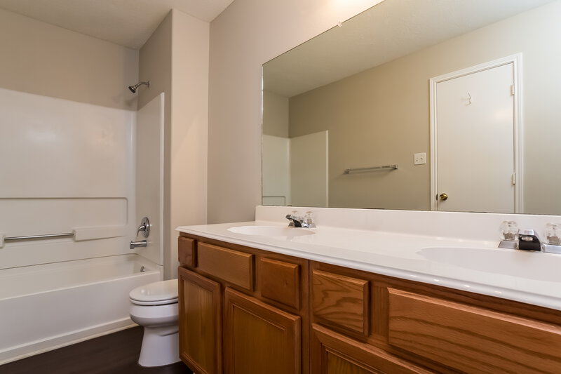 1,830/Mo, 12606 Warrenwood Dr Houston, TX 77066 Master Bathroom View