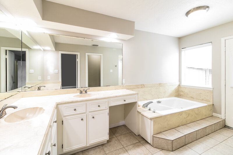 1,985/Mo, 3635 Lost Oak Dr Spring, TX 77388 Main Bathroom View