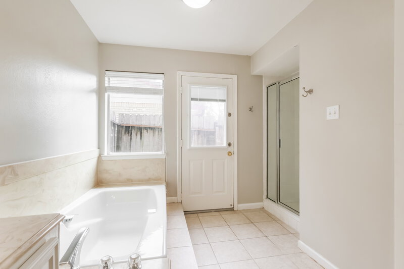 2,035/Mo, 3635 Lost Oak Dr Spring, TX 77388 Main Bathroom View 2
