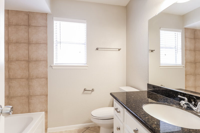 2,170/Mo, 11906 Swan Creek Dr Houston, TX 77065 Main Bathroom View