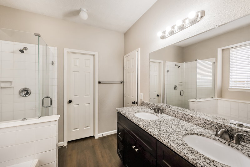 2,285/Mo, 22207 Jay Dr Spring, TX 77373 Main Bathroom View