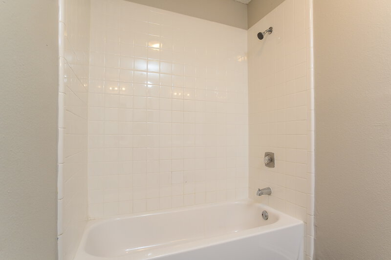 2,175/Mo, 17822 Glenpatti Dr Houston, TX 77084 Master Bathroom View 2