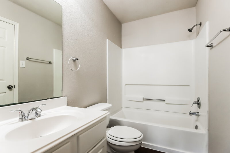 1,855/Mo, 21126 Allenham Ln Humble, TX 77338 Main Bathroom View