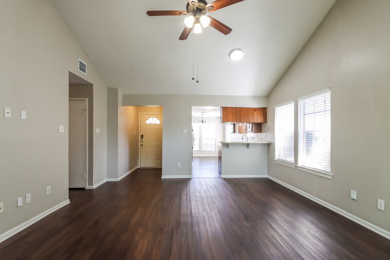 1,885/Mo, 5011 Innsbruk Dr Houston, TX 77066 Living Room View 2