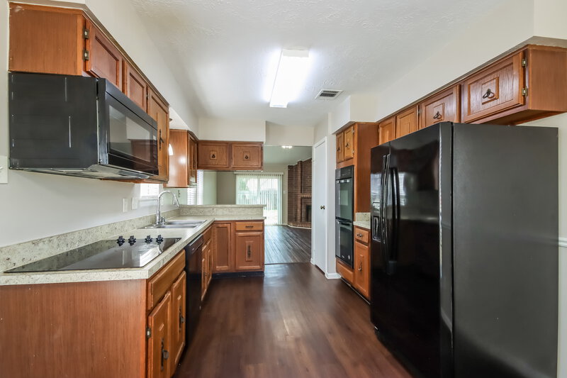 1,885/Mo, 5011 Innsbruk Dr Houston, TX 77066 Kitchen View