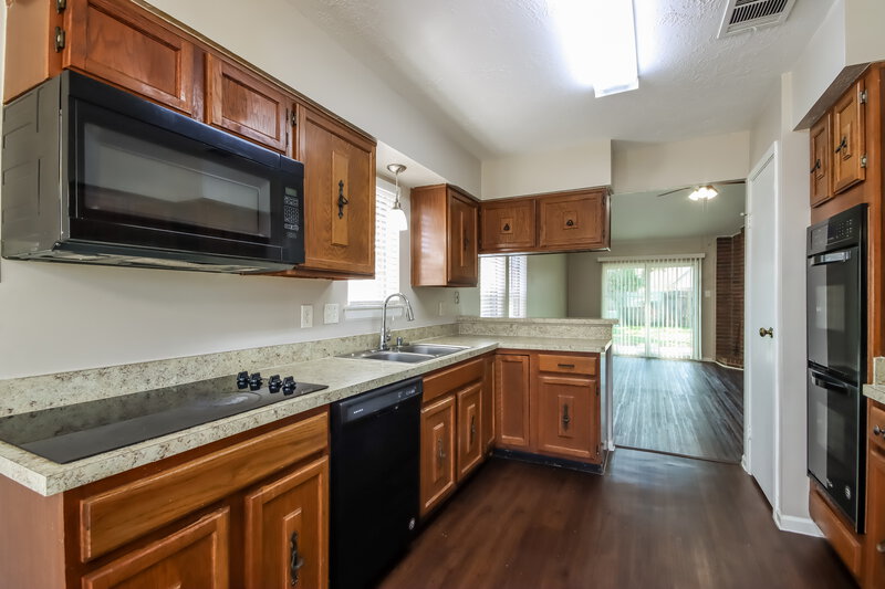 1,885/Mo, 5011 Innsbruk Dr Houston, TX 77066 Kitchen View 2