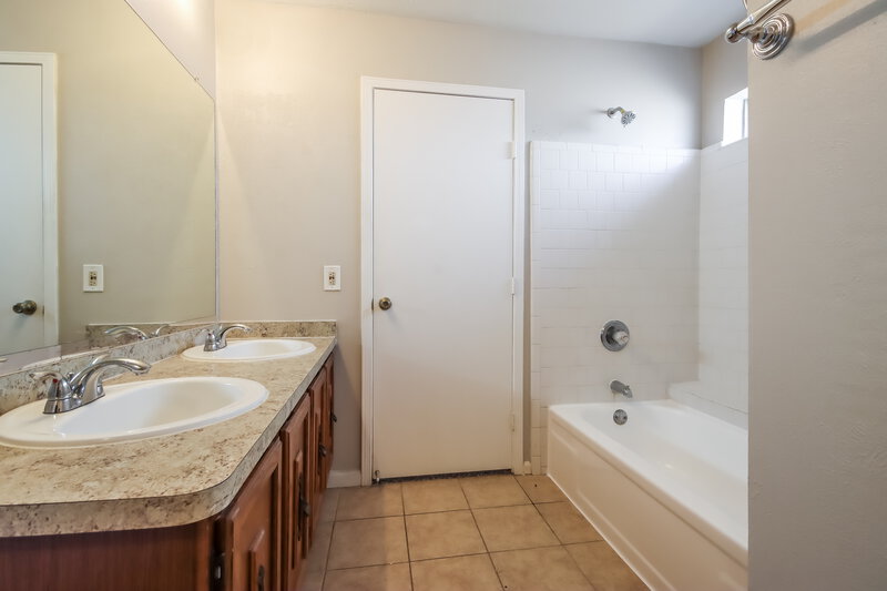 1,885/Mo, 5011 Innsbruk Dr Houston, TX 77066 Main Bathroom View