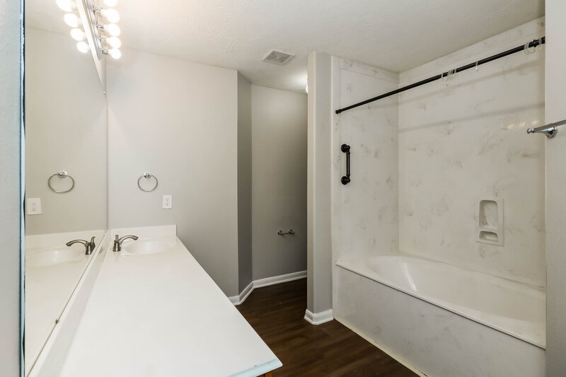 1,820/Mo, 32123 Decker Oaks Dr Pinehurst, TX 77362 Main Bathroom View