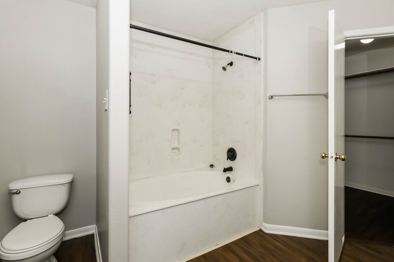1,820/Mo, 32123 Decker Oaks Dr Pinehurst, TX 77362 Main Bathroom View 2