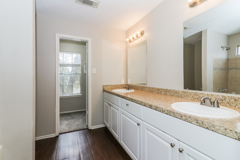 1,780/Mo, 3630 Red Fir Dr Houston, TX 77088 Main Bathroom View