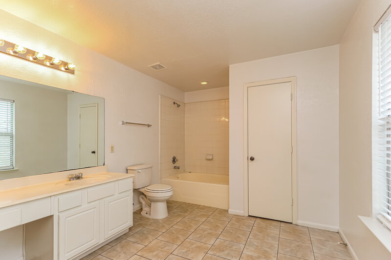 2,185/Mo, 21202 Allenham Ct Humble, TX 77338 Main Bathroom View