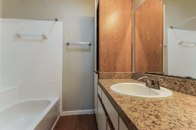 1,905/Mo, 16519 Shrub Oak Dr Humble, TX 77396 Main Bathroom View