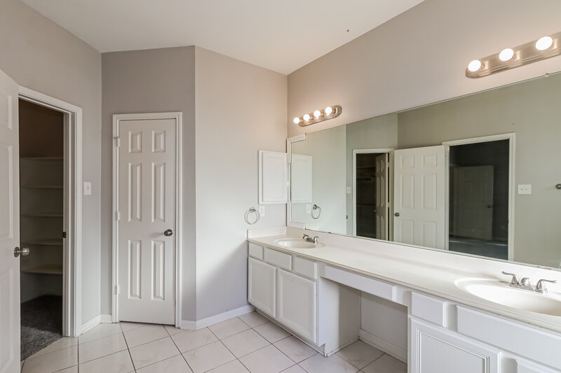 1,855/Mo, 5139 Chase Park Cir Bacliff, TX 77518 Main Bathroom View 2
