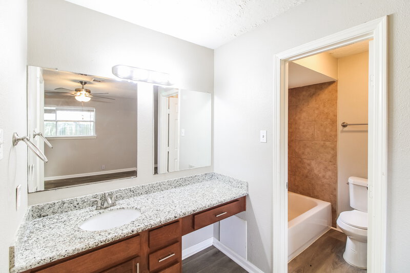 1,875/Mo, 3206 Teakwood Cir Dickinson, TX 77539 Main Bathroom View