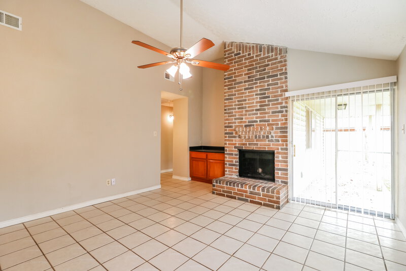 1,800/Mo, 20119 River Brook Dr Humble, TX 77346 Living Room View 2