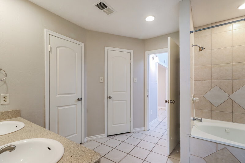 1,800/Mo, 20119 River Brook Dr Humble, TX 77346 Main Bathroom View
