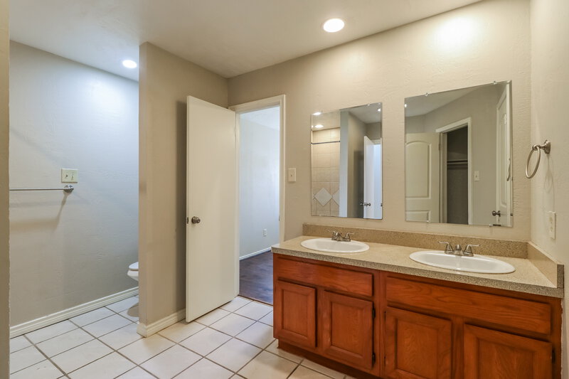 1,800/Mo, 20119 River Brook Dr Humble, TX 77346 Main Bathroom View 2